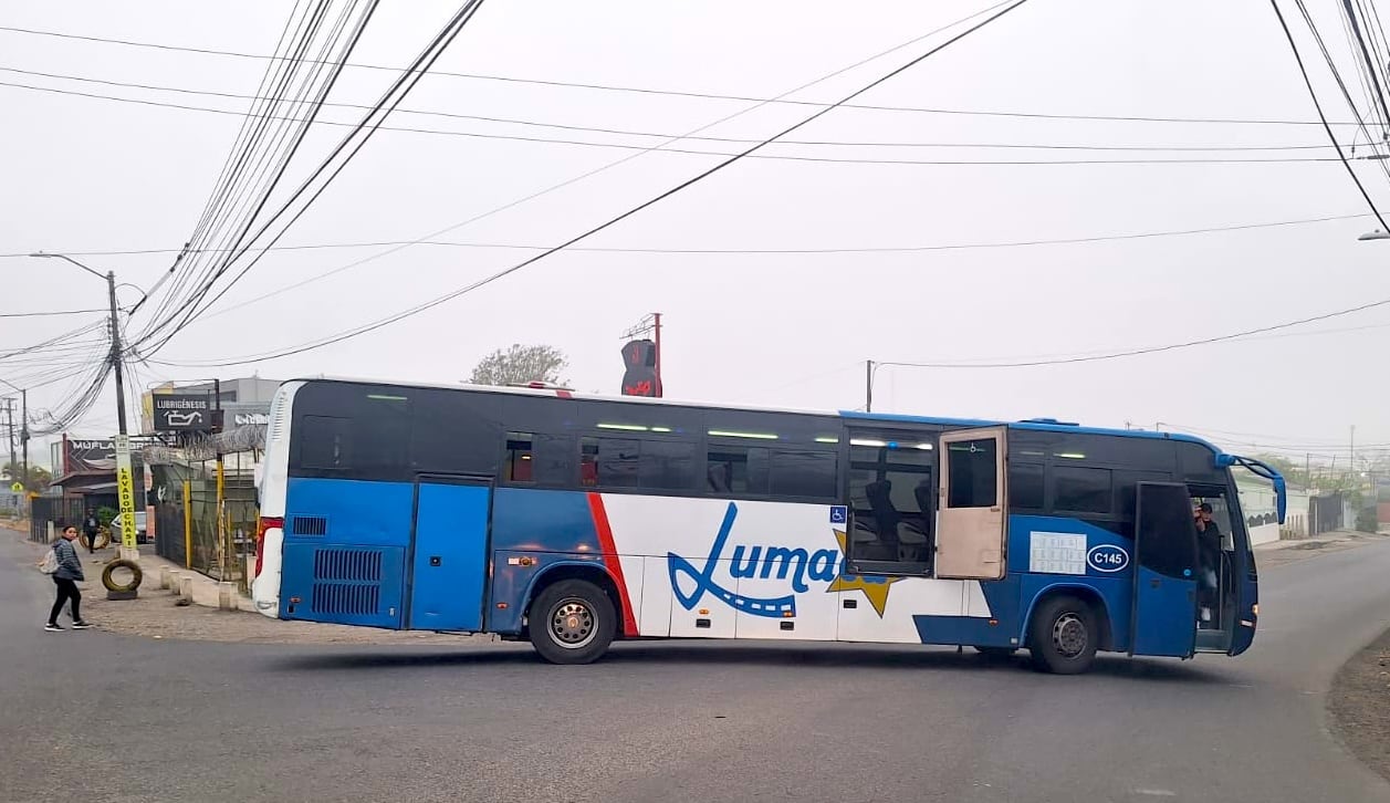 Personal de emergencia atiende al pasajero que cayó de un autobús de Lumaca luego de que se abriera una compuerta especial para personas con discapacidad, en Cartago.