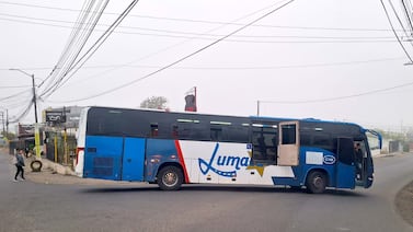 Viajaba de pie y cayó de un bus de Cartago en movimiento: así fue como un pasajero fue a dar al hospital en condición urgente