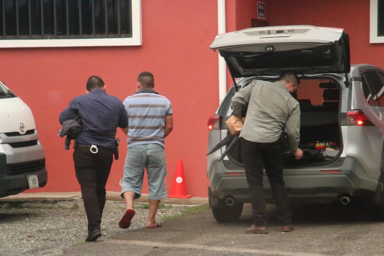 Como parte de las pesquisas, los sospechosos de tomar la justicia en sus manos fueron llevados desde la Fiscalía a sus casas para el allanamiento. Foto: Reiner Montero.