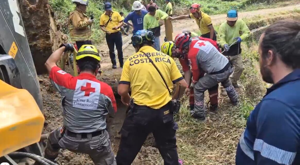 Trabajador estuvo semienterrado en un pozo que construía en Desamparados