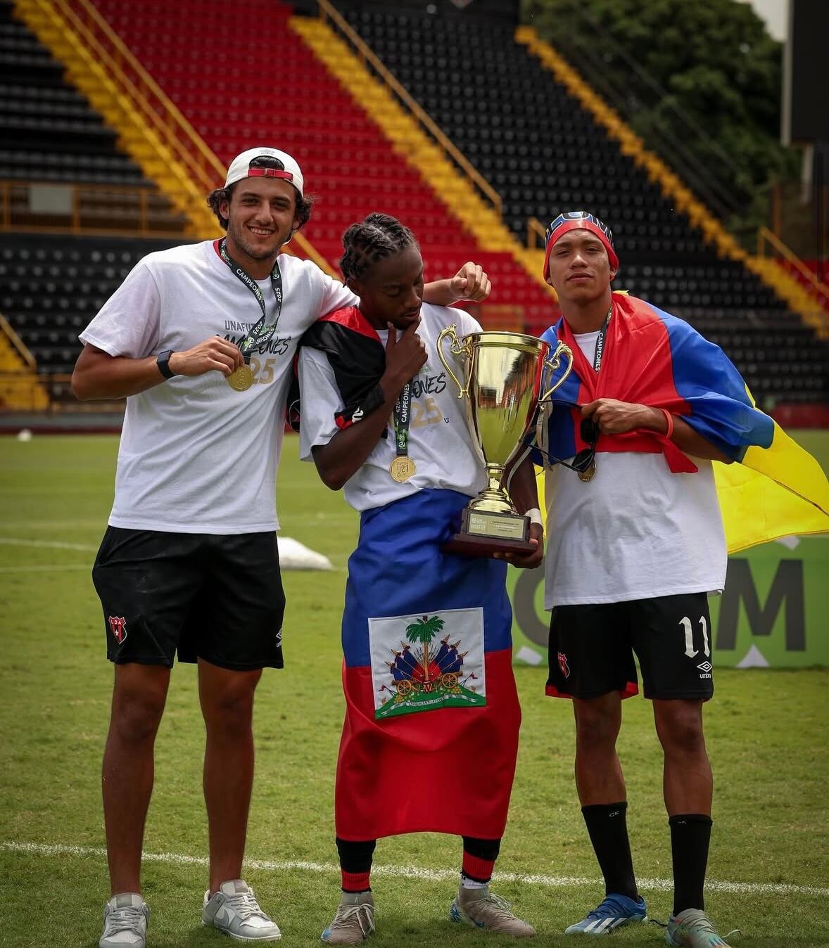 Farbod Samadian, Tristan Demetrius y Juan David Nazarith querían esta fotografía al lograr el título U-21 con Liga Deportiva Alajuelense.