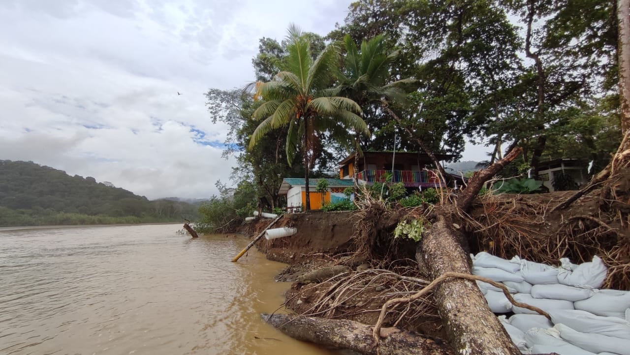Con sacos de arena los vecinos tratan de atenuar la erosión, pero varias casas quedan cada vez más cerca de los boquetes que el río forma cerca de la desembocadura. Foto: Cortesía Guardavidas Costa Ballena.