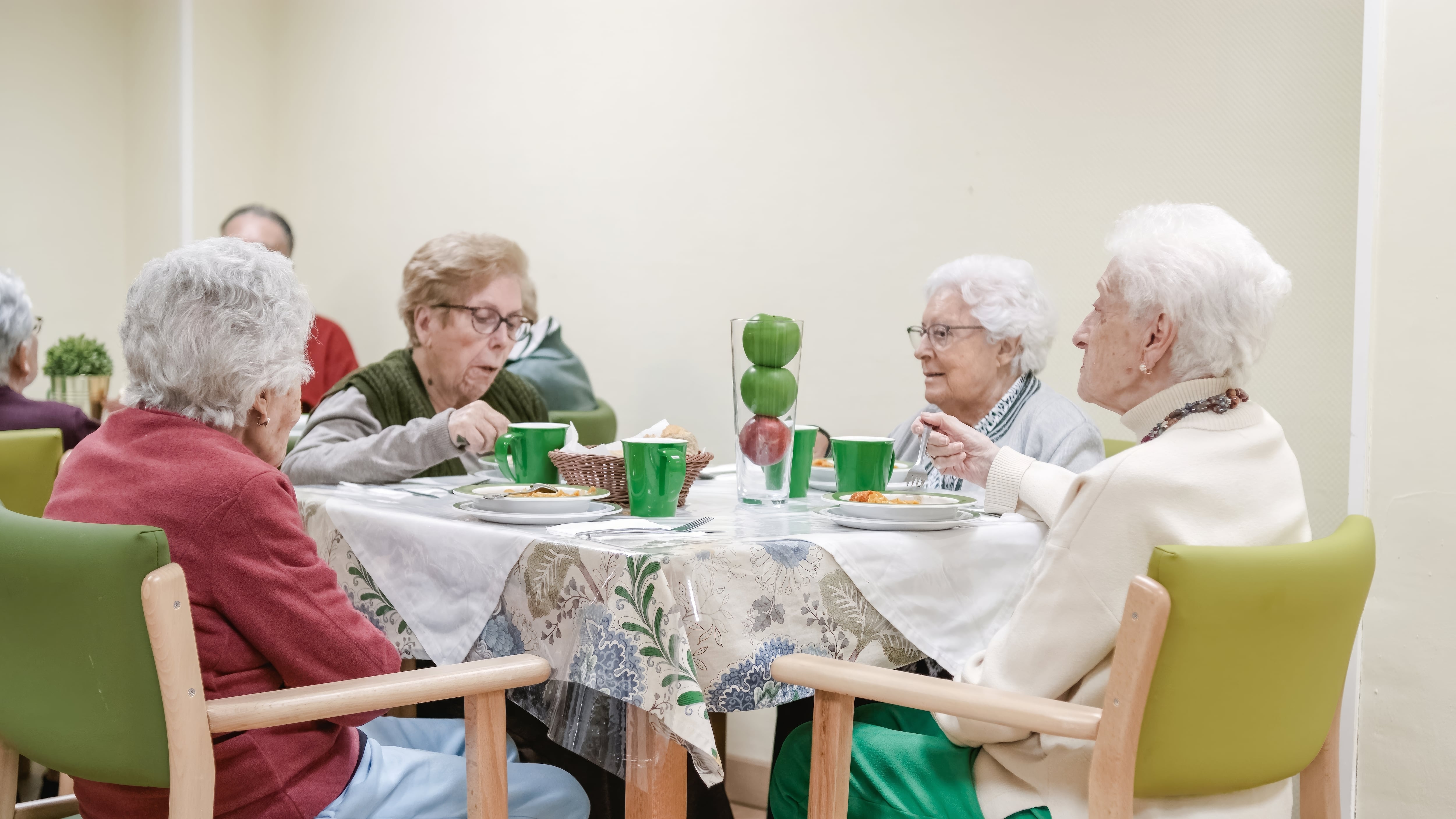 Mujeres adultas mayores departiendo en mesa de comedor de hogar de ancianos, edad de oro, tercera edad, longevidad