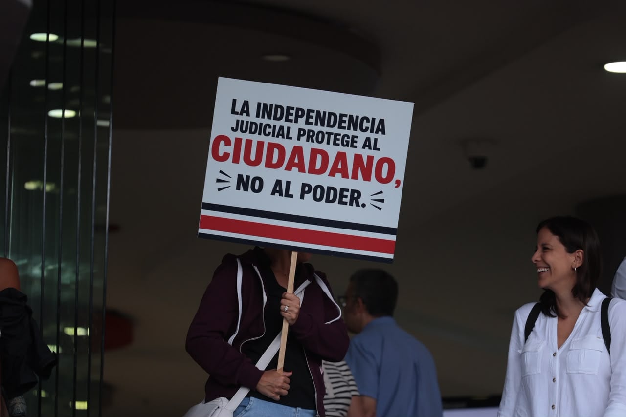 Miembros de la comunidad universitaria, sindicatos y organizaciones sociales se dirigen al Plantón por la Justicia Democrática desde la fuente de la Hispanidad en San Pedro a la plaza de la Democracia en San José.