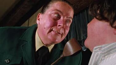 Así luce hoy Bruce, el niño de la torta en ‘Matilda’: su cambio físico y nueva carrera sorprenden