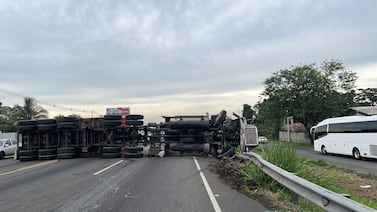 Ruta 1 colapsó: tráiler volcado cerró horas autopista Bernardo Soto hacia San Ramón