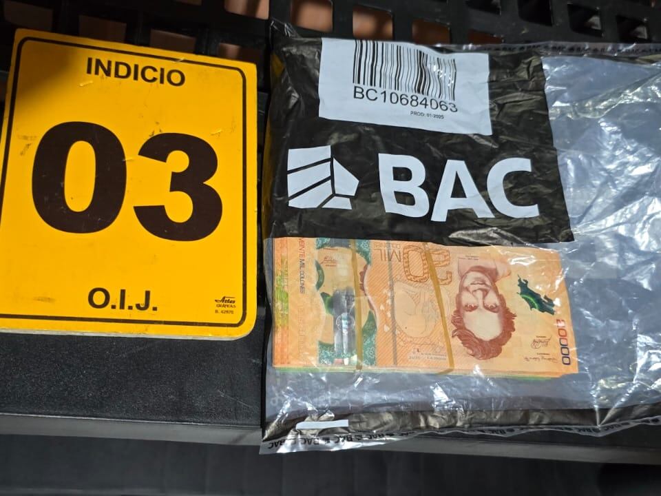 1,920,000 decomisados en la casa uno de los miembros de la banda los acetilenos, detenido por el millonario robo en un Palí, estaban en una bolsa plástica de seguridad de un banco privado.