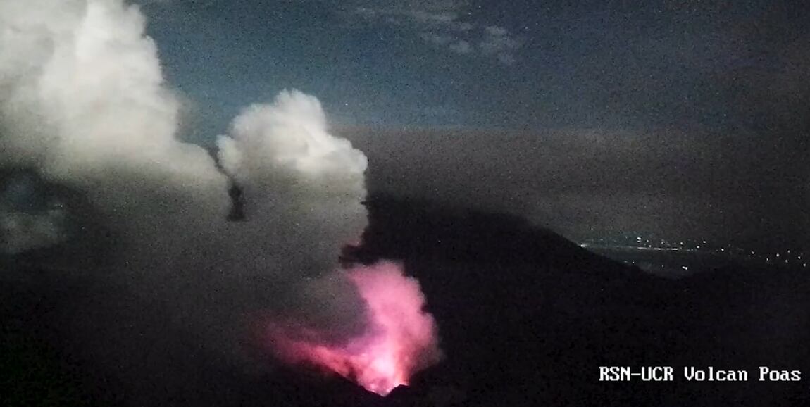 Las cámaras del volcán Poás han captado un color incandescente en el cráter.