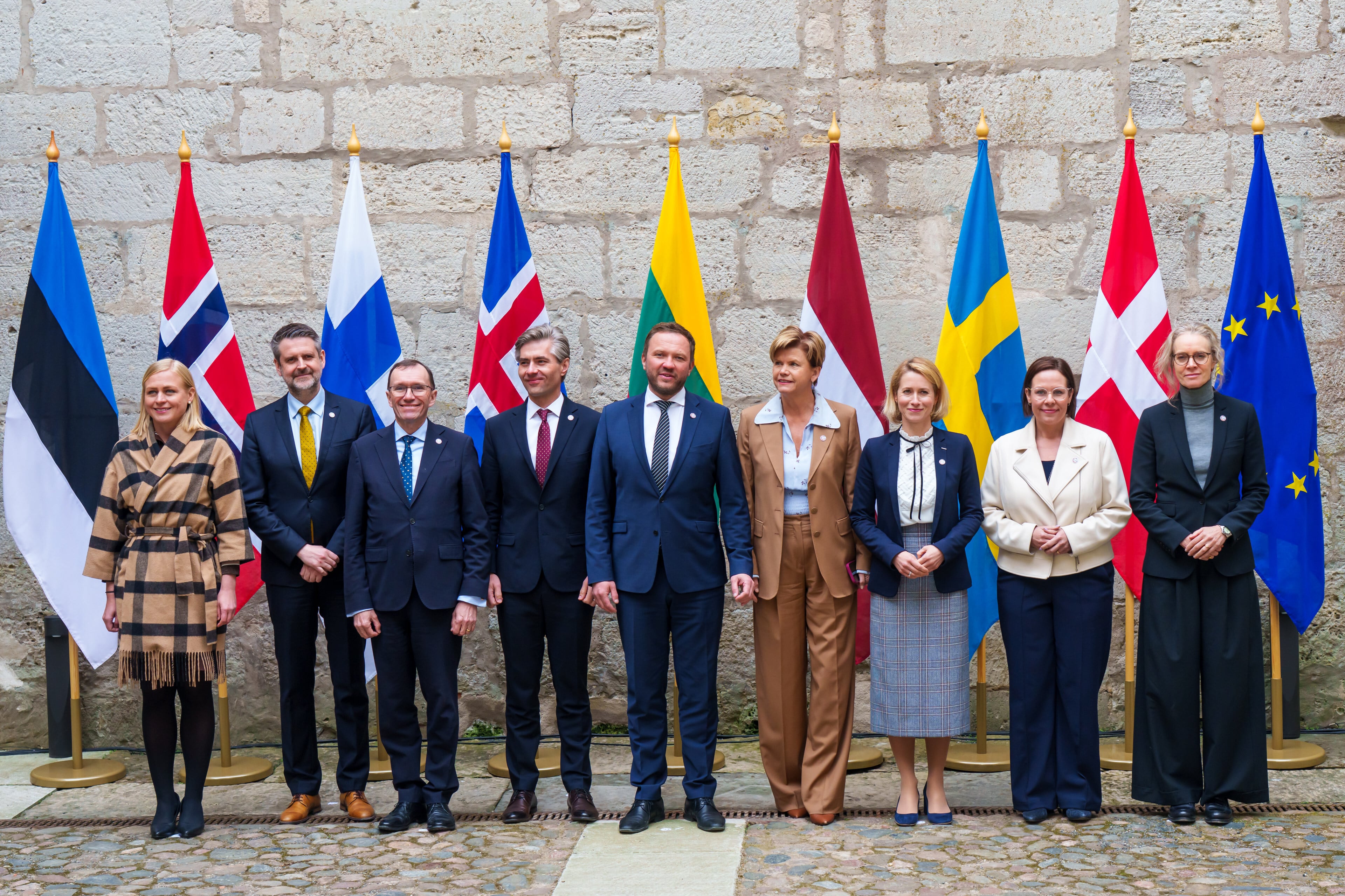 Los ministros de Exteriores de Estonia, Letonia, Lituania, Finlandia, Suecia, Noruega, Islandia y Dinamarca, junto a la Alta Representante de la UE para Política Exterior, Kaja Kallas, durante una reunión en Kuressaare (Estonia).