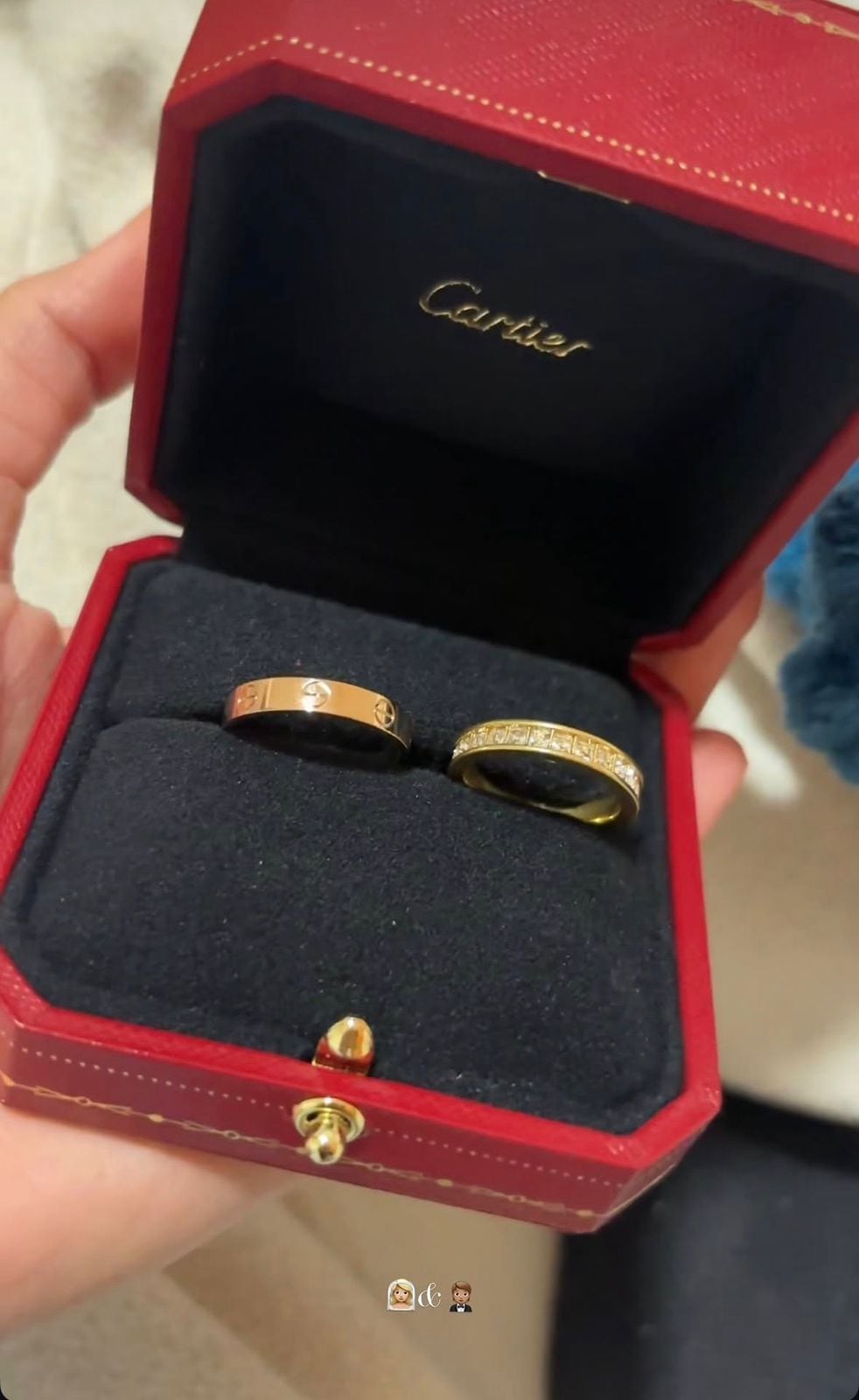 Estos son los anillos que la pareja ahora porta como esposos.