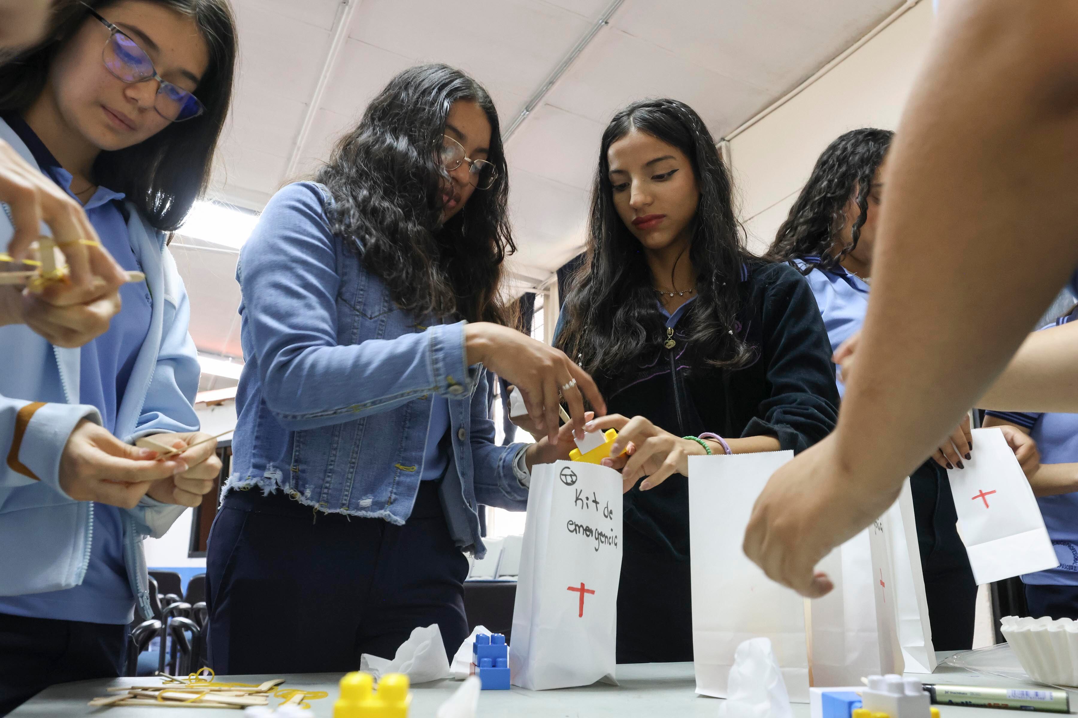 Ensayo Equidad de Género. MATERIAL EMBARGADO PARA PUBLICAR EN LA REVISTA DOMINICAL. LOS CONSENTIMIENTOS DE LAS MENORES DE EDAD SOLO SON PARA ESTA PUBLICACION EN LA REVISTA DOMINICAL.