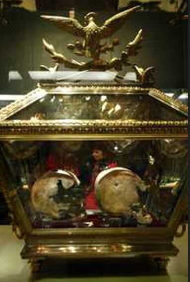 Urna con osamentas en el pedestal de la columna. Carmen Saucedo, Los restos de los
héroes en el Monumento a la Independencia, 2012.