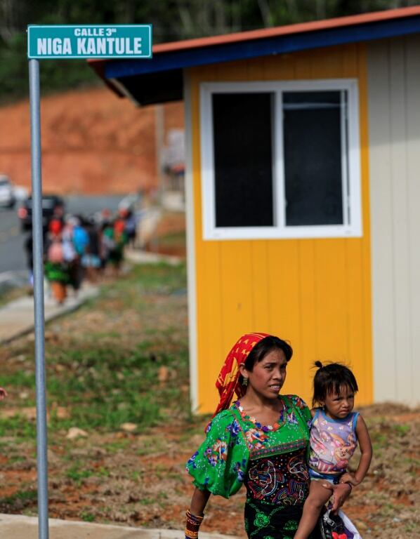 Los habitantes de esta étnia vivían hacinados en casas con pisos de tierra, paredes de bambú y techos con latas de zinc.