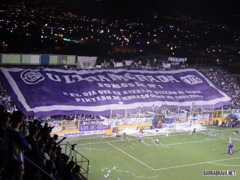 "El día que me muera, yo quiero mi cajón pintado de morado como mi corazón", cita esta enorme manta de la Ultra.