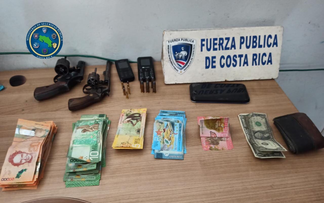 Más de ₡2 millones, dos armas de fuego con sus municiones, celulares y bllleteras, son parte de lo decomisado a dos asaltantes detenidos por la Fuerza Pública en La Uruca. Foto: MSP.