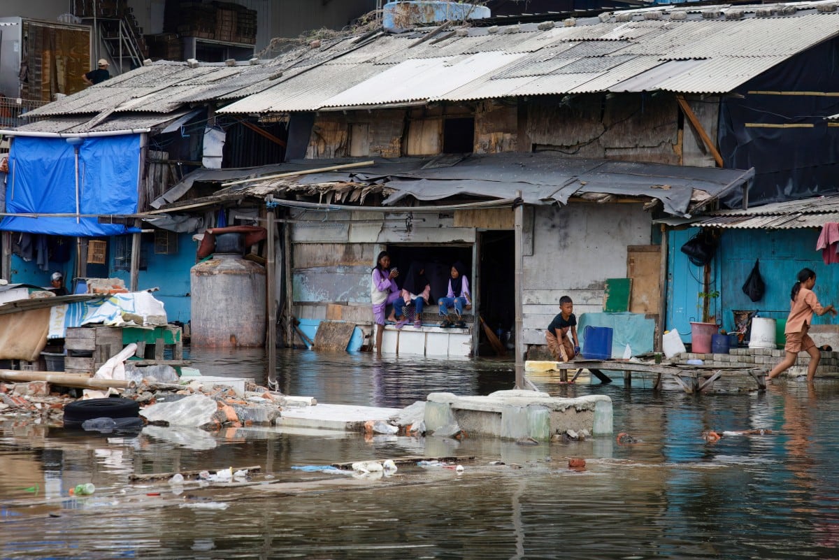 El hambre acecha tras las inundaciones que dejaron más de 900 muertos en Indonesia