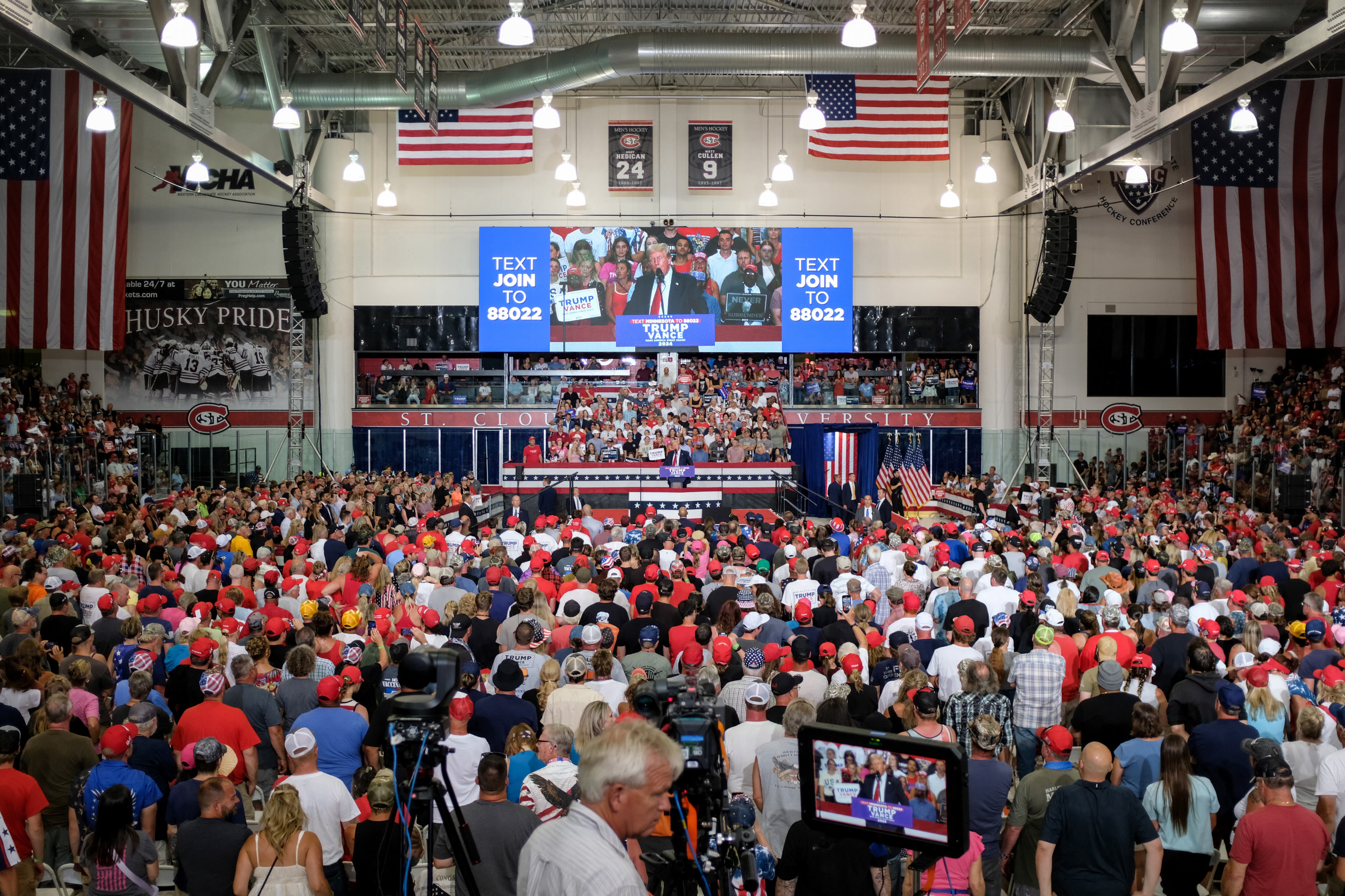 El expresidente estadounidense y candidato presidencial republicano para 2024, Donald Trump, habla durante un mitin de campaña en el Centro Nacional de Hockey Herb Brooks en Saint Cloud.