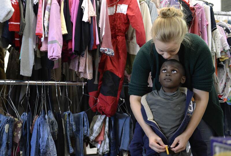 Una mujer coloca una jacket a un niño migrante, en Múnich. | AFP