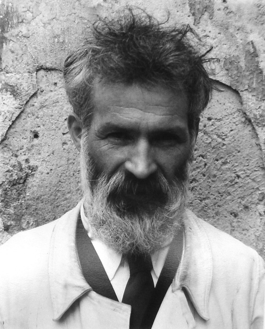 Edward Steichen: Retrato de Constantin Brâncuși (1876-1957), tomado en el taller de Brâncuși en Voulangis, Seine-et-Marne, Francia, en 1922.