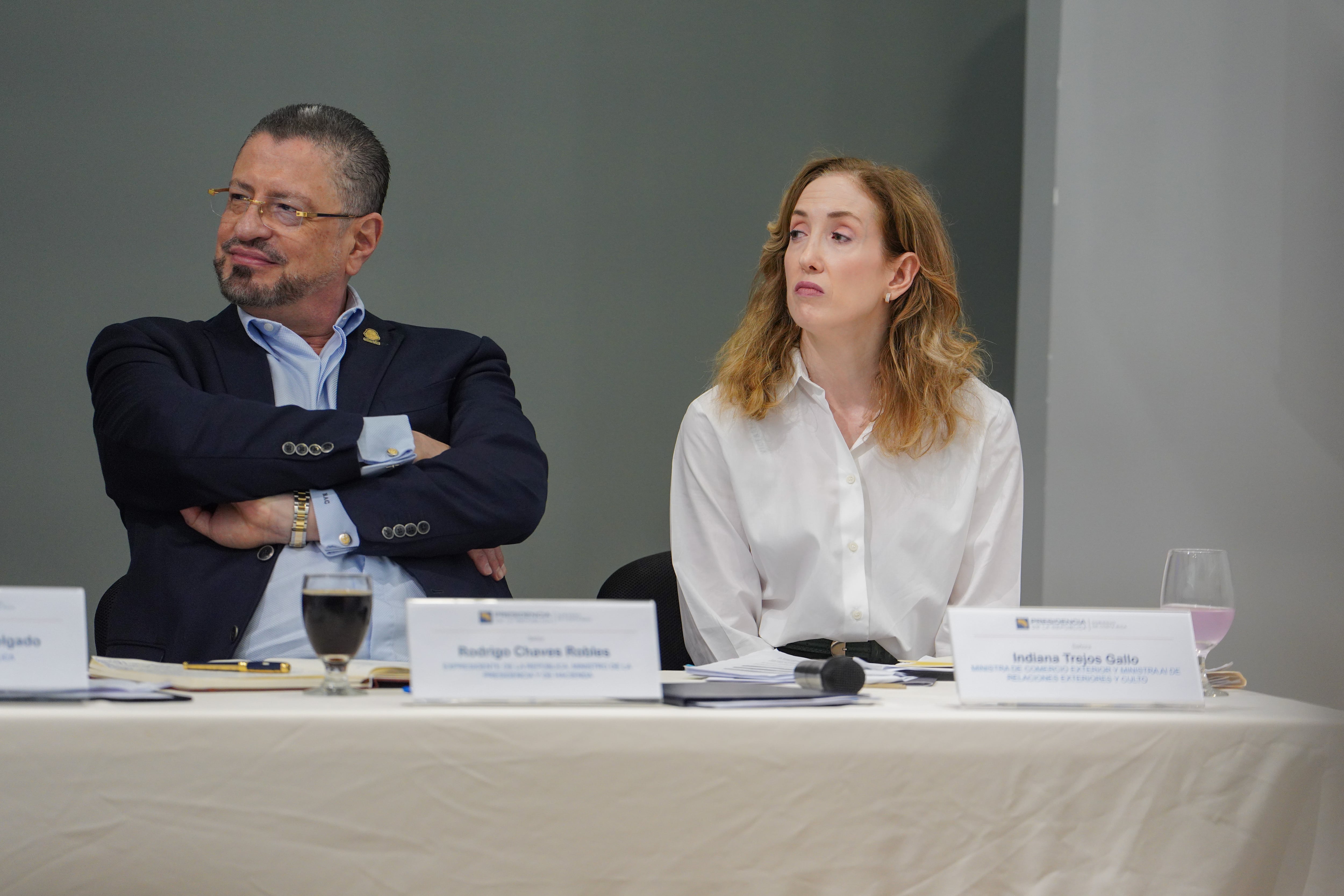 El ministro de Finanzas y la Presidencia, Rodrigo Chaves y la jerarca de Comercio Exterior, Indiana Trejos, durante la reunión con los sectores productivos para analizar el Acuerdo Transpacífico.