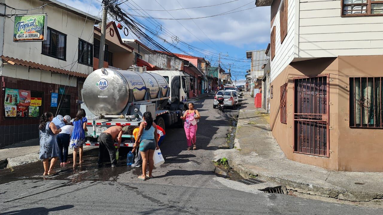 Emergencia con el agua en Tibás, Goicoechea, Moravia. Distribución con cisternas. 25 de enero 2024