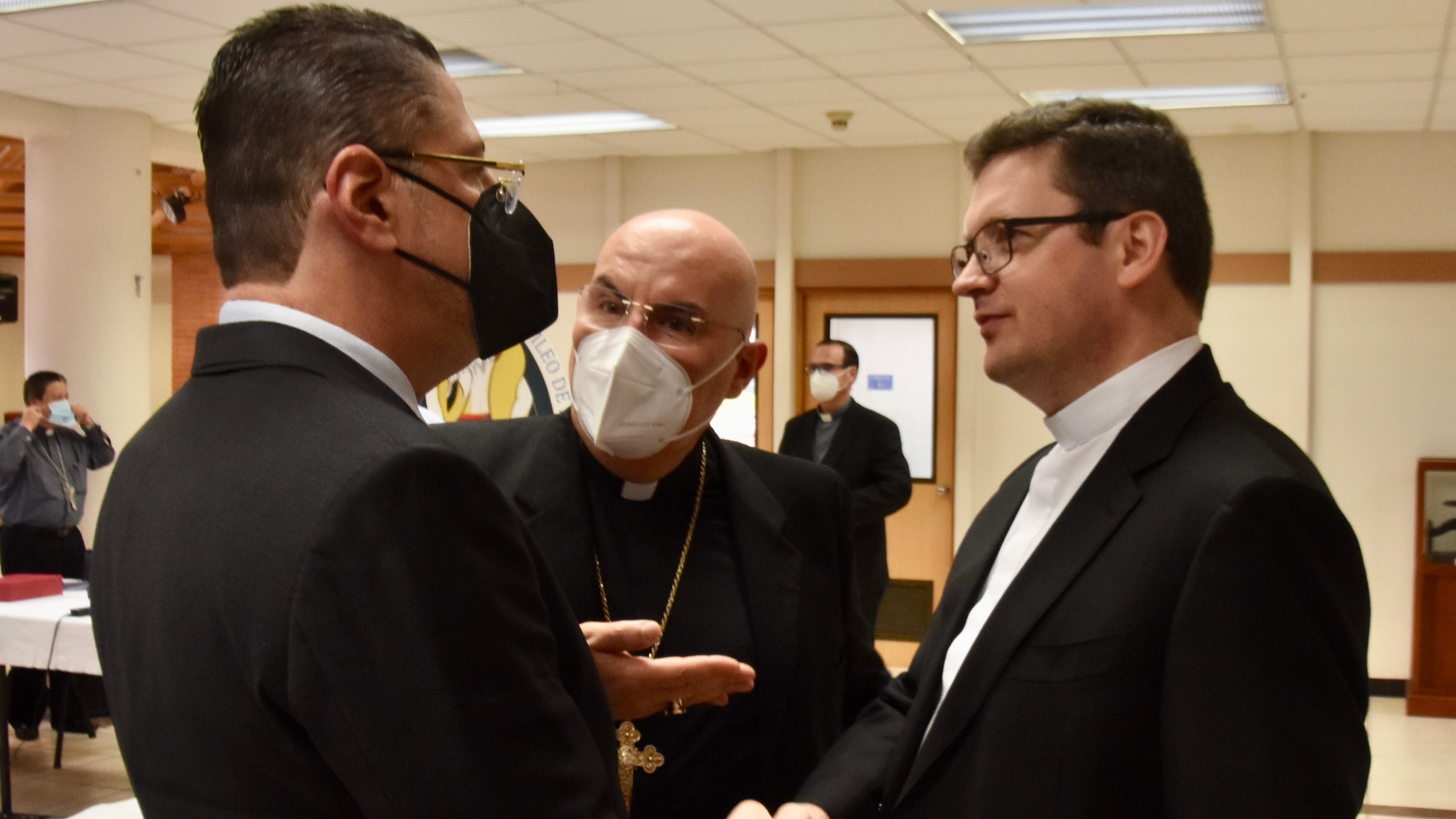 Rodrigo Chaves, candidato presidencial del partido Progreso Social Democrático, se reunión el 22 de febrero del 2022 con la Conferencia Episcopal