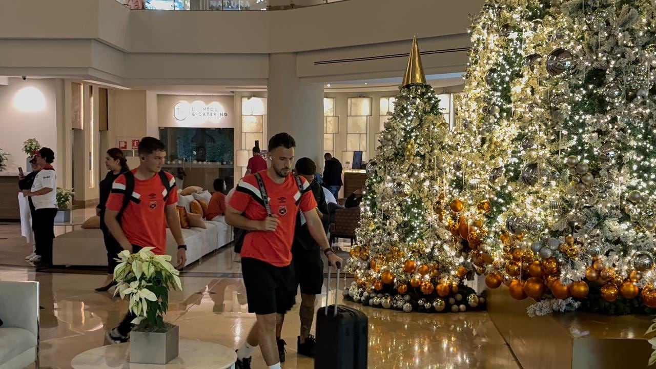 Liga Deportiva Alajuelense llegó a su hotel de concentración en Ciudad de Guatemala minutos antes de las 7:30 p. m., después de más de una hora de viaje en bus desde el aeropuerto, debido a las presas.