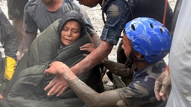 Milagro en Nepal: rescatan a mujer de casa sumergida por el barro y a hombre a 225 metros dentro de túnel