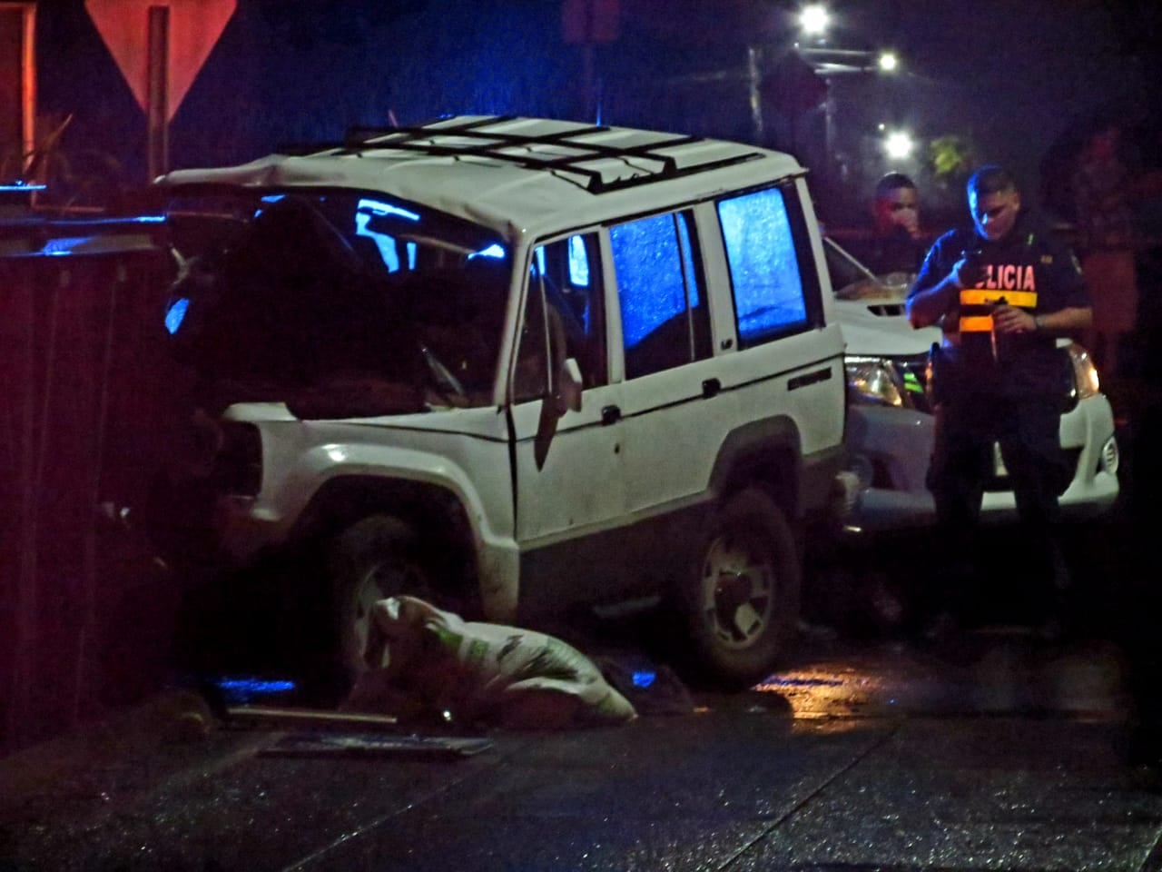 La parte delantera del Isuzu Trooper quedó destrozada por el impacto contra el puente. Foto: Edgar Chinchilla.
