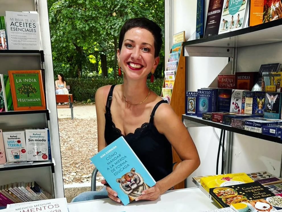 Foto de Alba Cardalda sosteniendo su libro 'Cómo mandar a la mierda de forma educada'