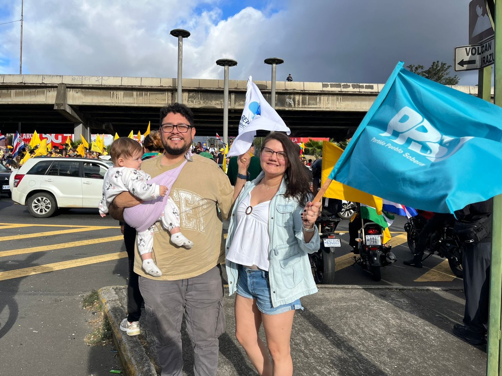 Mario Sequeira y Jacksenia Lamugv, simpatizantes de PPSO y Nueva República, se hicieron presentes en la Fuente de la Hispanidad en donde simpatizantes de diversos partidos se concentran.