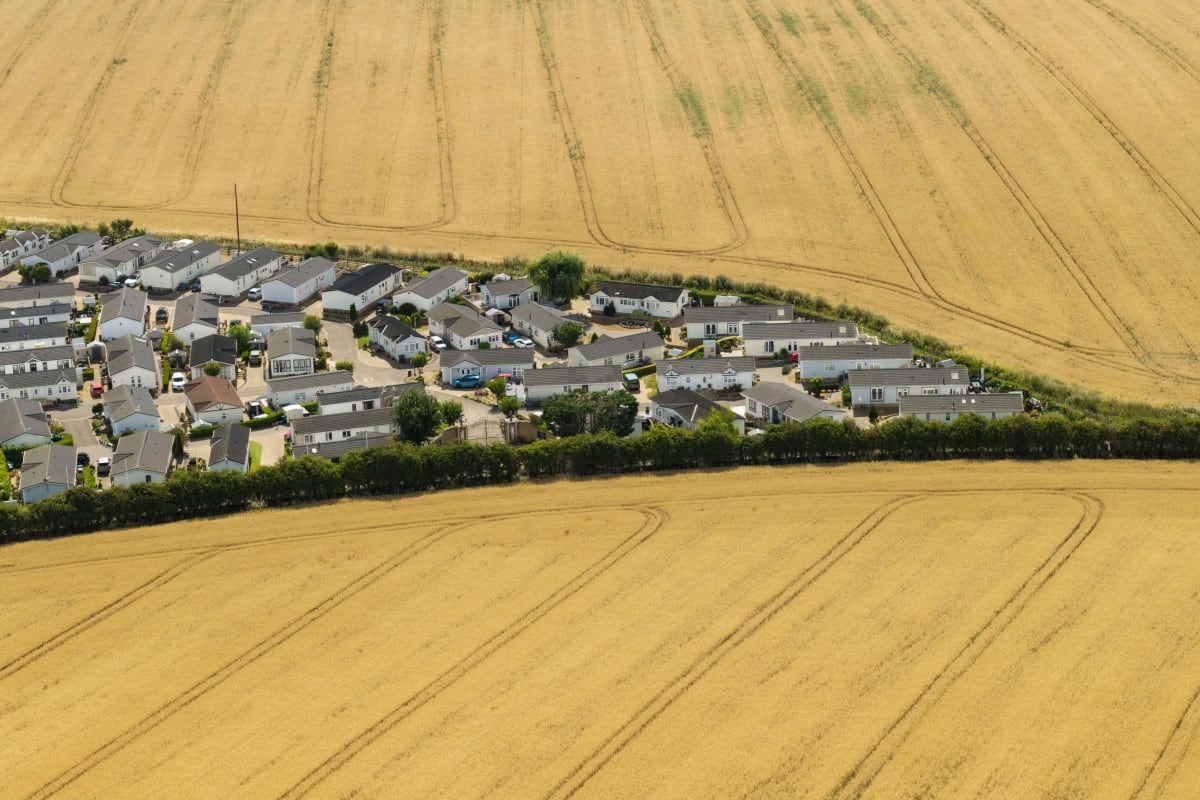 Esta fotografía aérea muestra viviendas rodeadas de campos secos en el poblado de Reculver, en la costa oriental de Inglaterra, el 6 de agosto de 2026, en medio de la grave sequía.