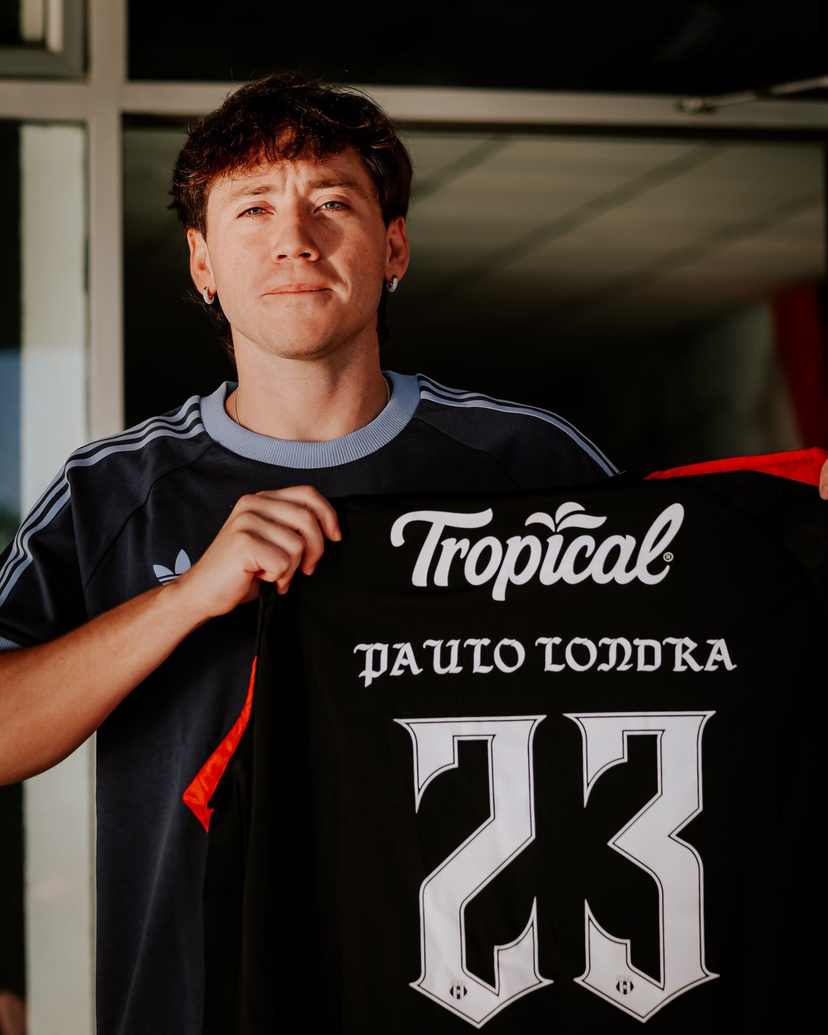 Paulo Londra recibió un regalo de Liga Deportiva Alajuelense y vivió una grata experiencia en el CAR antes de cantar en Picnic 2025.