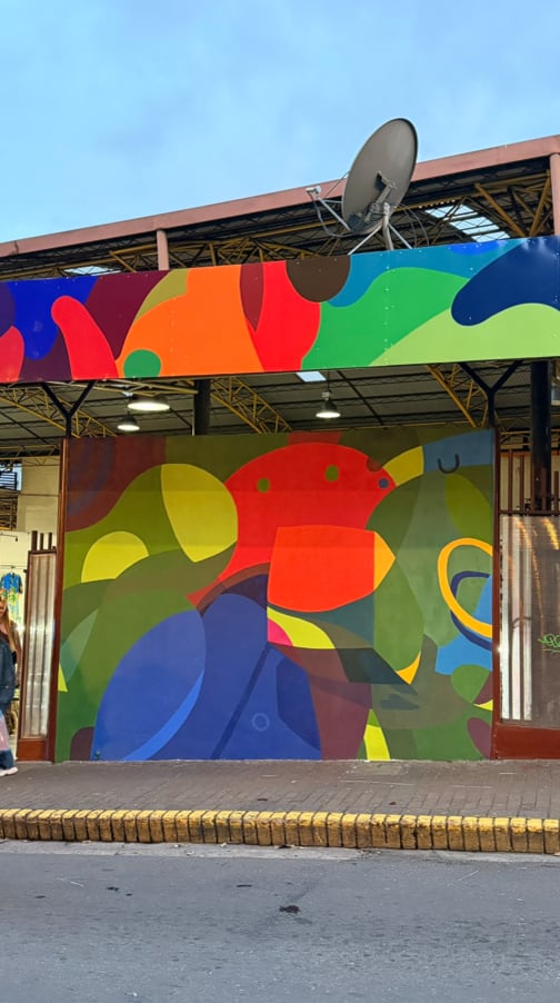 El Mercado de Artesanías de San José incorporó esta semana a su paisaje una nueva intervención mural titulada “Traiga la leña pa’ vela”, parte del certamen “El arte como elemento transformador de la ciudad”, impulsado por la Municipalidad de San José.