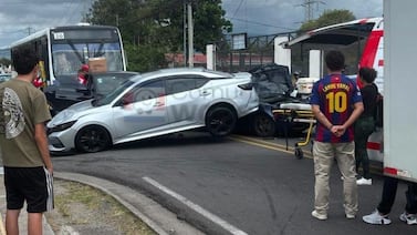 Choque de bus contra tres vehículos provoca caos vehicular en Santo Domingo de Heredia