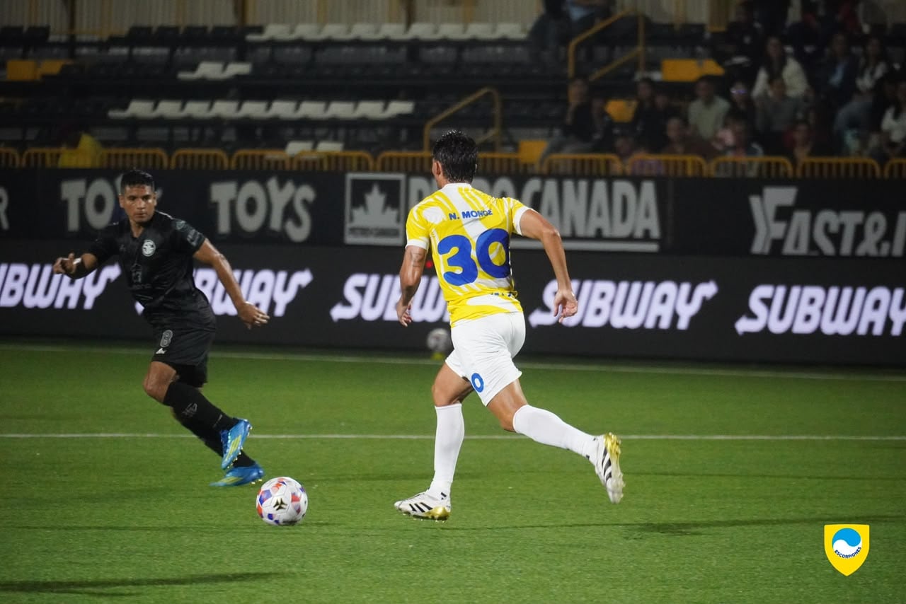Nestor Monge en el partido contra Sporting