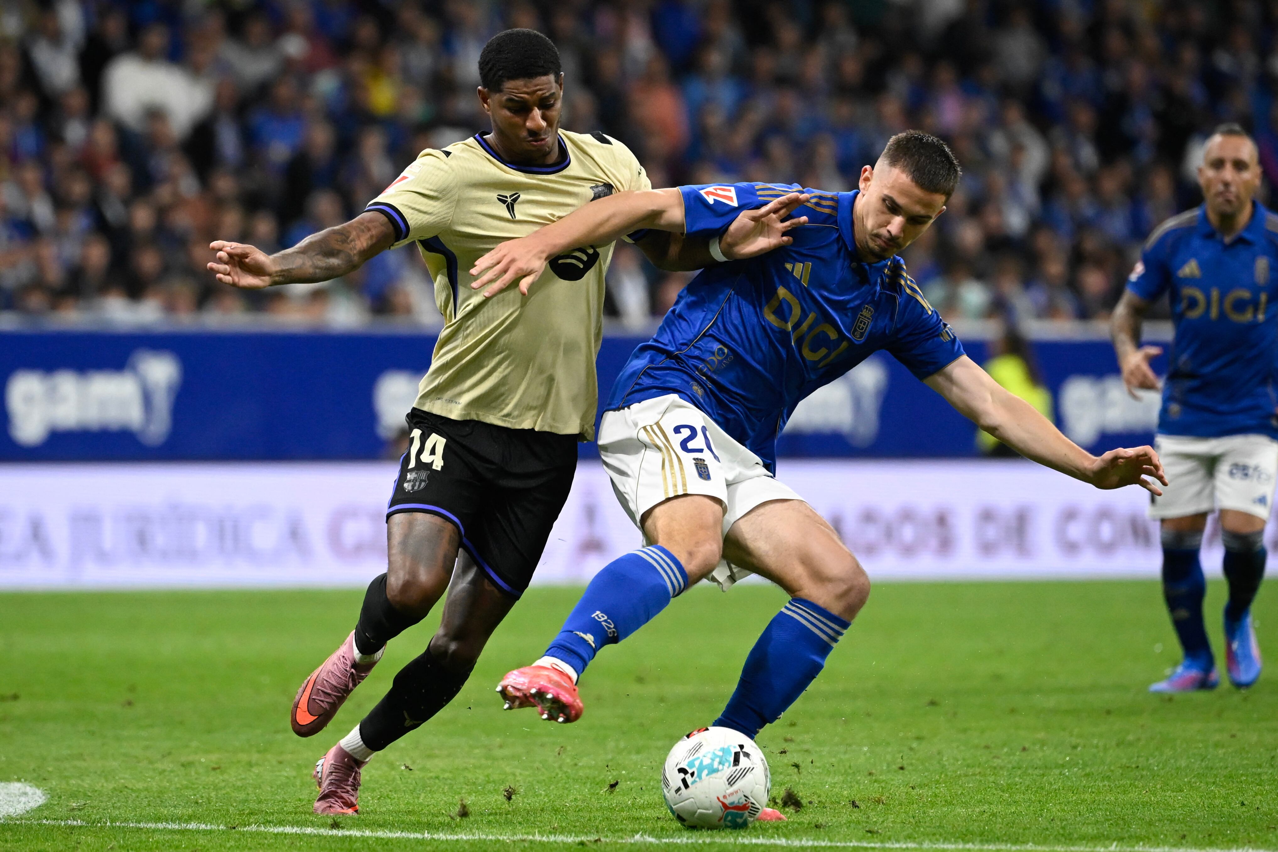 El inglés del Barcelona Marcus Rashford disputa el balón con el belga Leander Dendoncker, del Oviedo, durante el compromiso por la Liga Española.