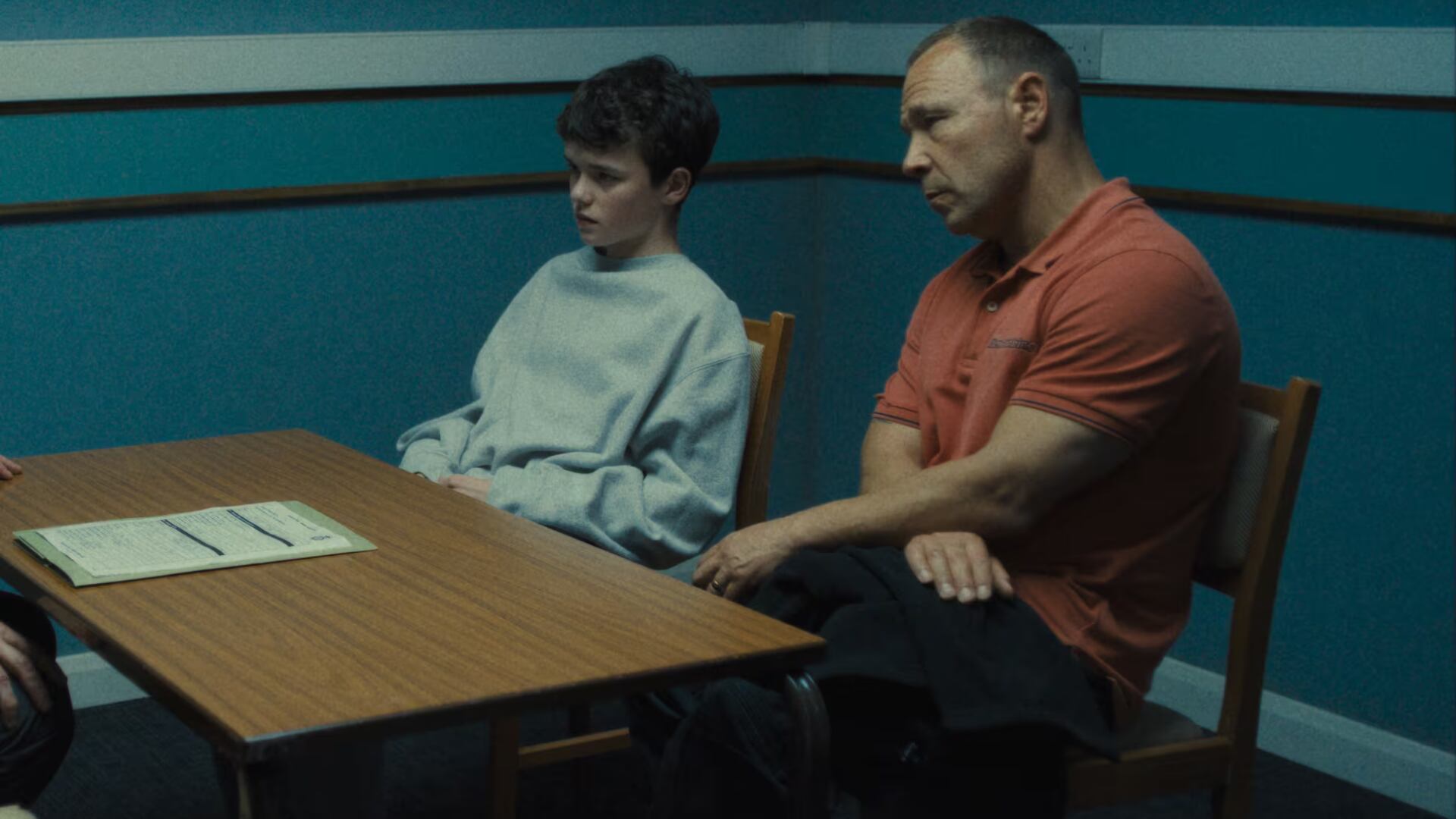 En un interrogatorio tenso, Jamie es acompañado por su padre mientras enfrenta las consecuencias legales tras ser acusado de asesinato en la serie Adolescencia.