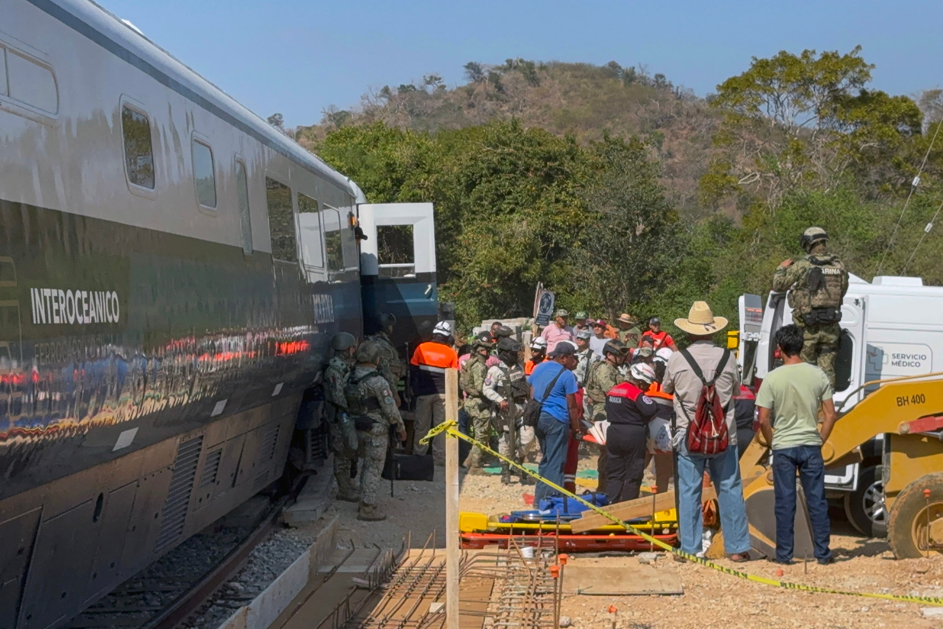 Equipos de emergencia atendieron a los pasajeros tras el descarrilamiento del tren en el sur de México.