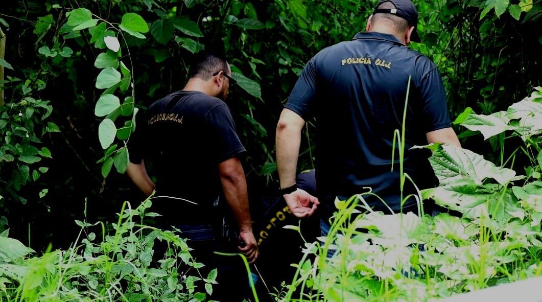 La mañana de este sábado los agentes volvieron al sitio para buscar más indicios que ayuden a dar con los homicidas. Foto: Reiner Montero.