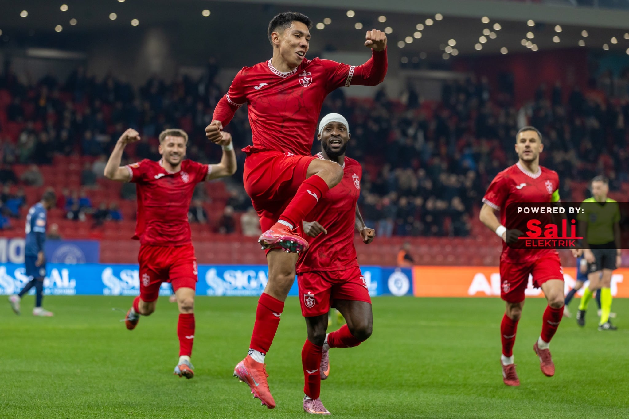Carlos Martínez celebró su diana con el FK Partizani Tirana.