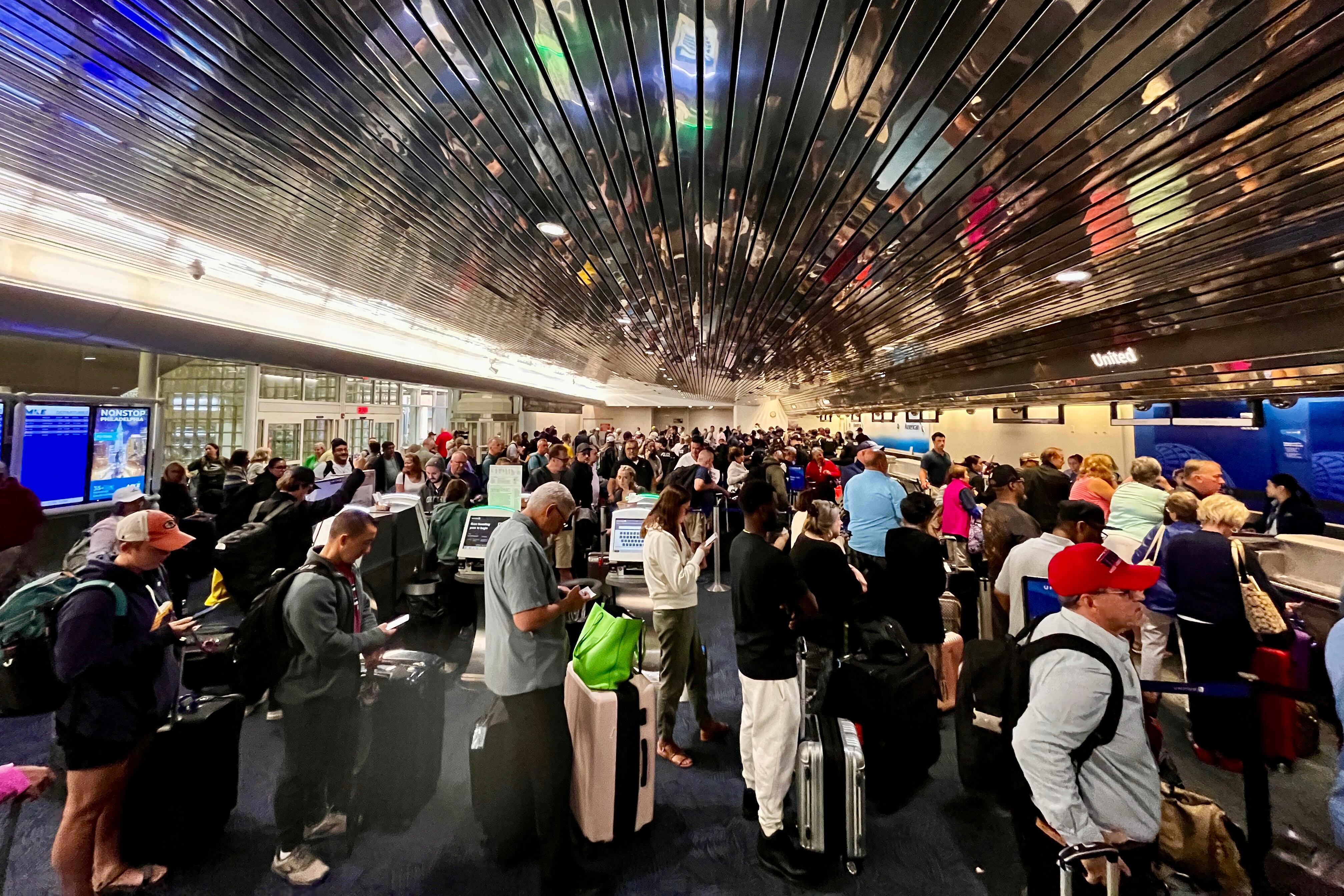 Un fallo informático global afectó aerolíneas, bancos y telecomunicaciones, causando problemas en aeropuertos y sistemas de ciberseguridad.