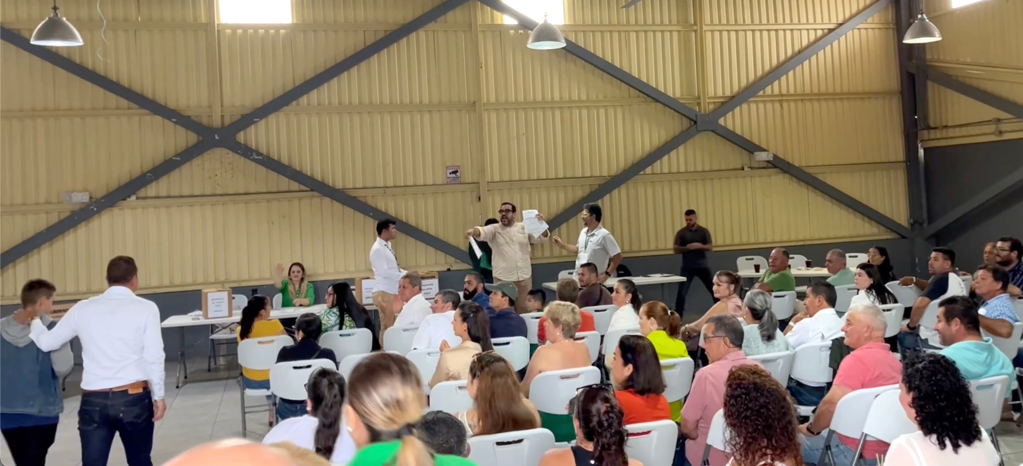 Momento en que Hermelink Chinchilla Corrales, presidente y líder del PLN en San Ramón y uno de los encargados de conducir la asamblea, llegaba a la Asamblea para poder votar. En ese momento, se había logrado el objetivo. Ingreso con un delegado más que había ido a buscar a 20 kilómetros de allí. Fotografía: