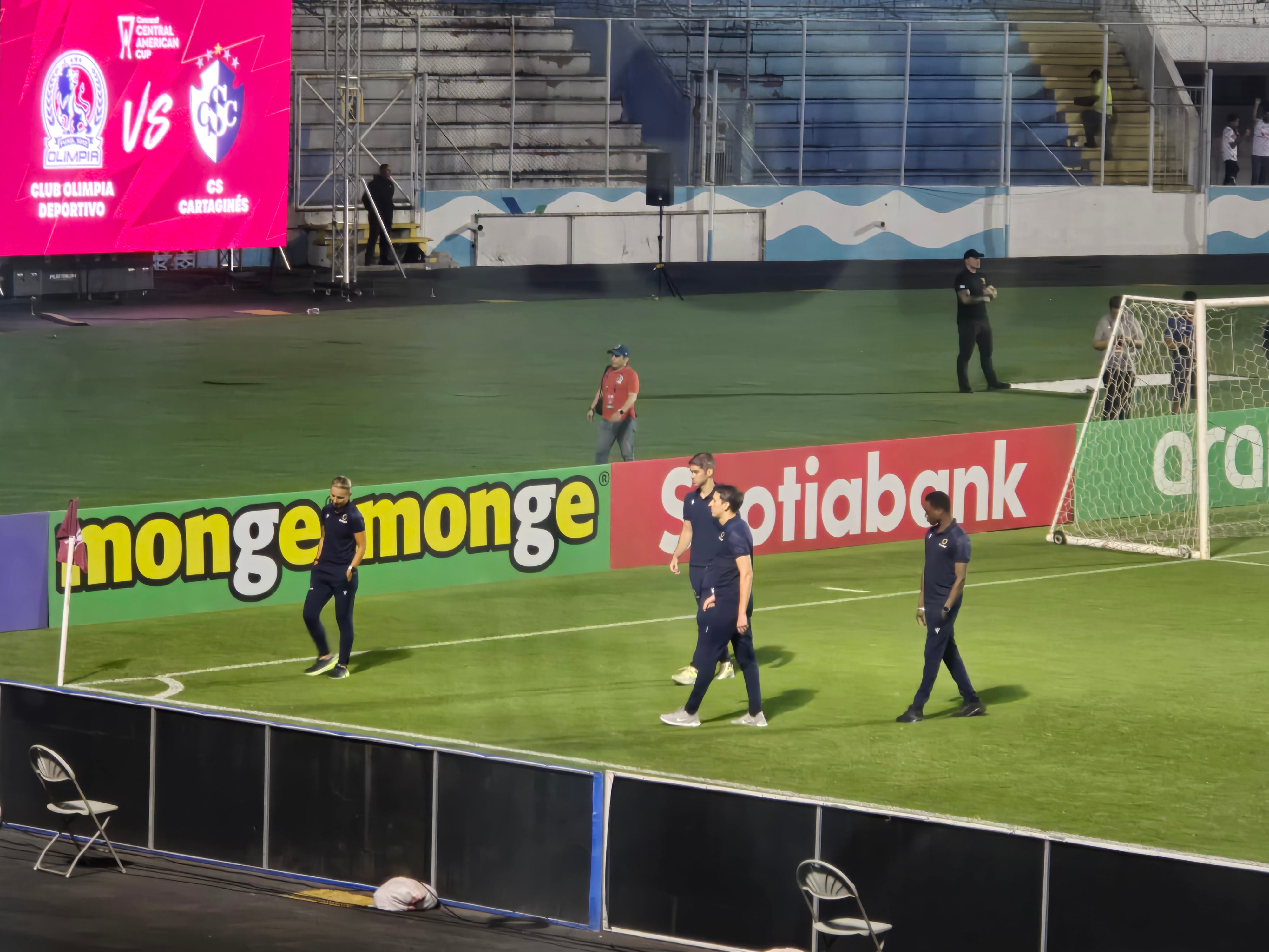Los árbitros salen a ver la cancha del Estadio 'Chelato' Uclés, antes del partido entre Olimpia y Cartaginés.