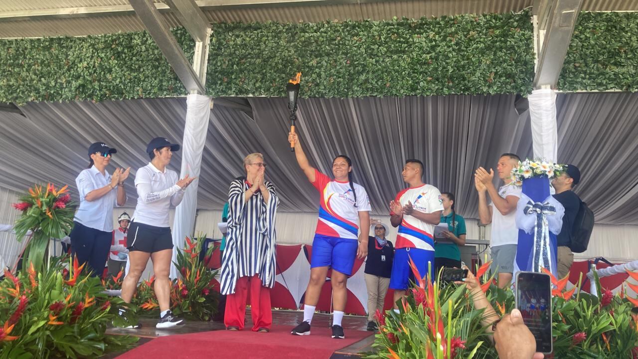 La Ministra de educación Anna Katharina Müller Castro entregó la antorcha a Angélica Guevara Obando, estudiante de octavo año del Liceo Nocturno La Cruz, en Guanacaste.