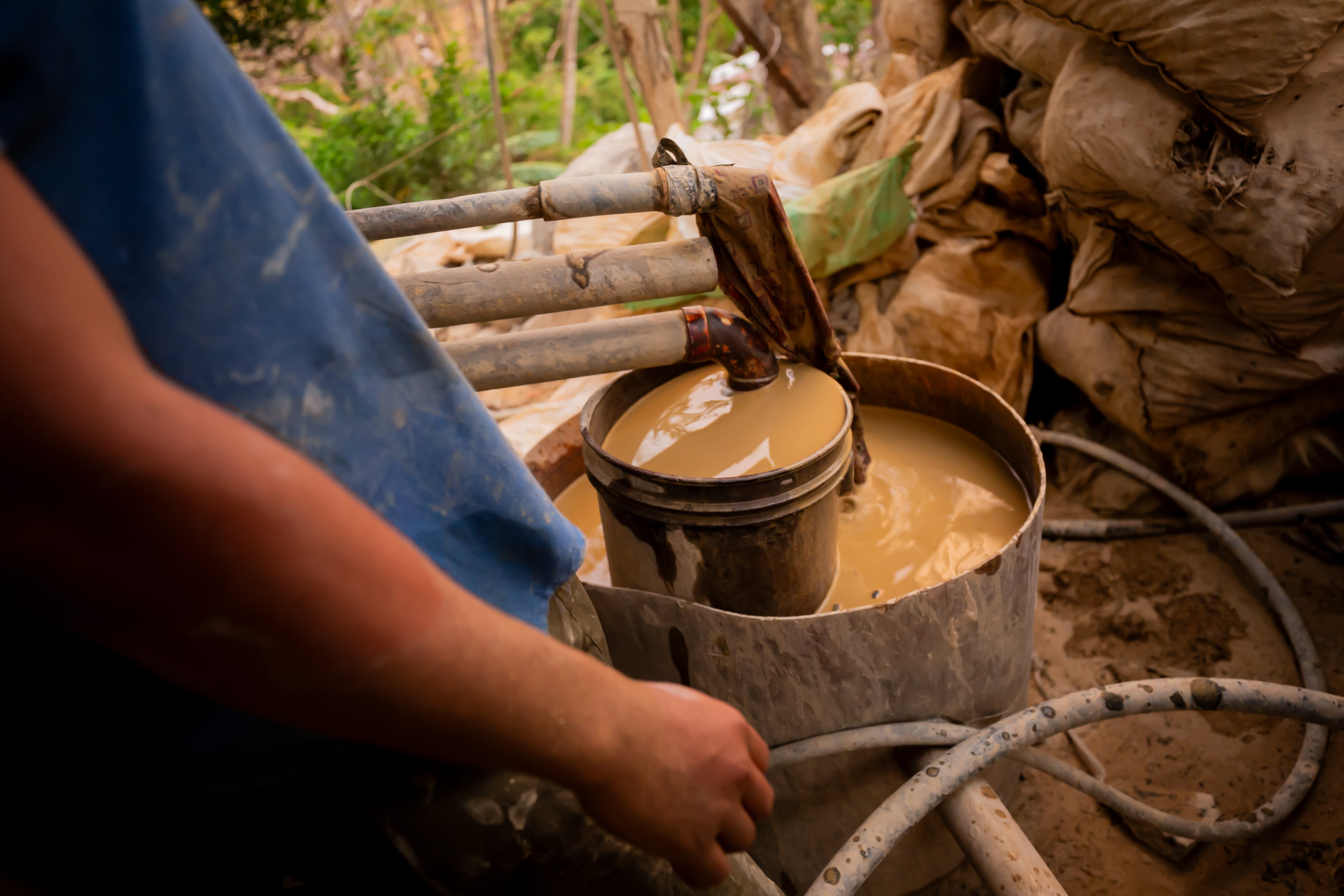 Procesamiento de oro en minería artesanal en Costa Rica.