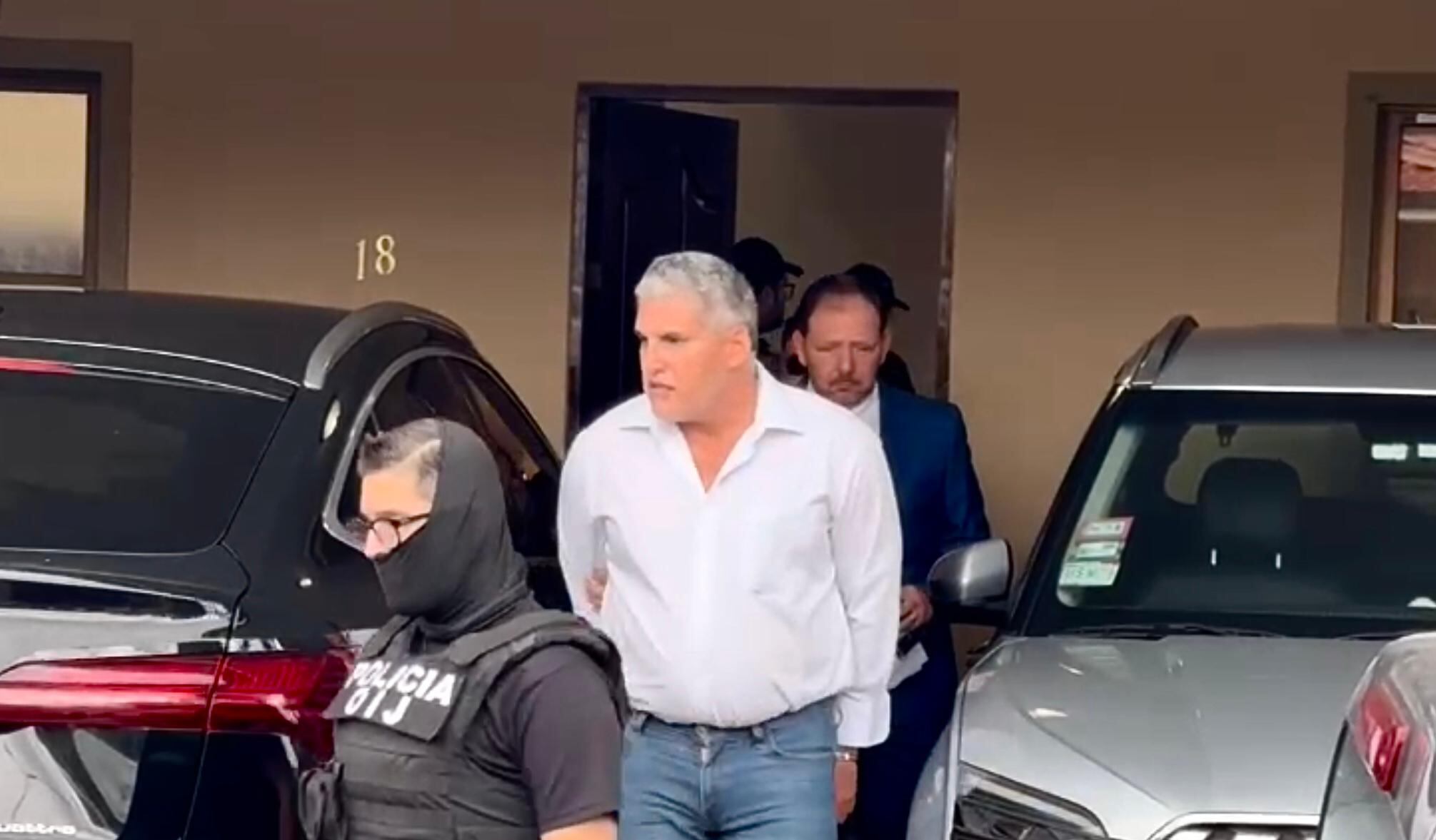 La Fiscalía y el OIJ allanaron este martes la casa del exministro de Transportes, Mauricio Batalla en Curridabat.