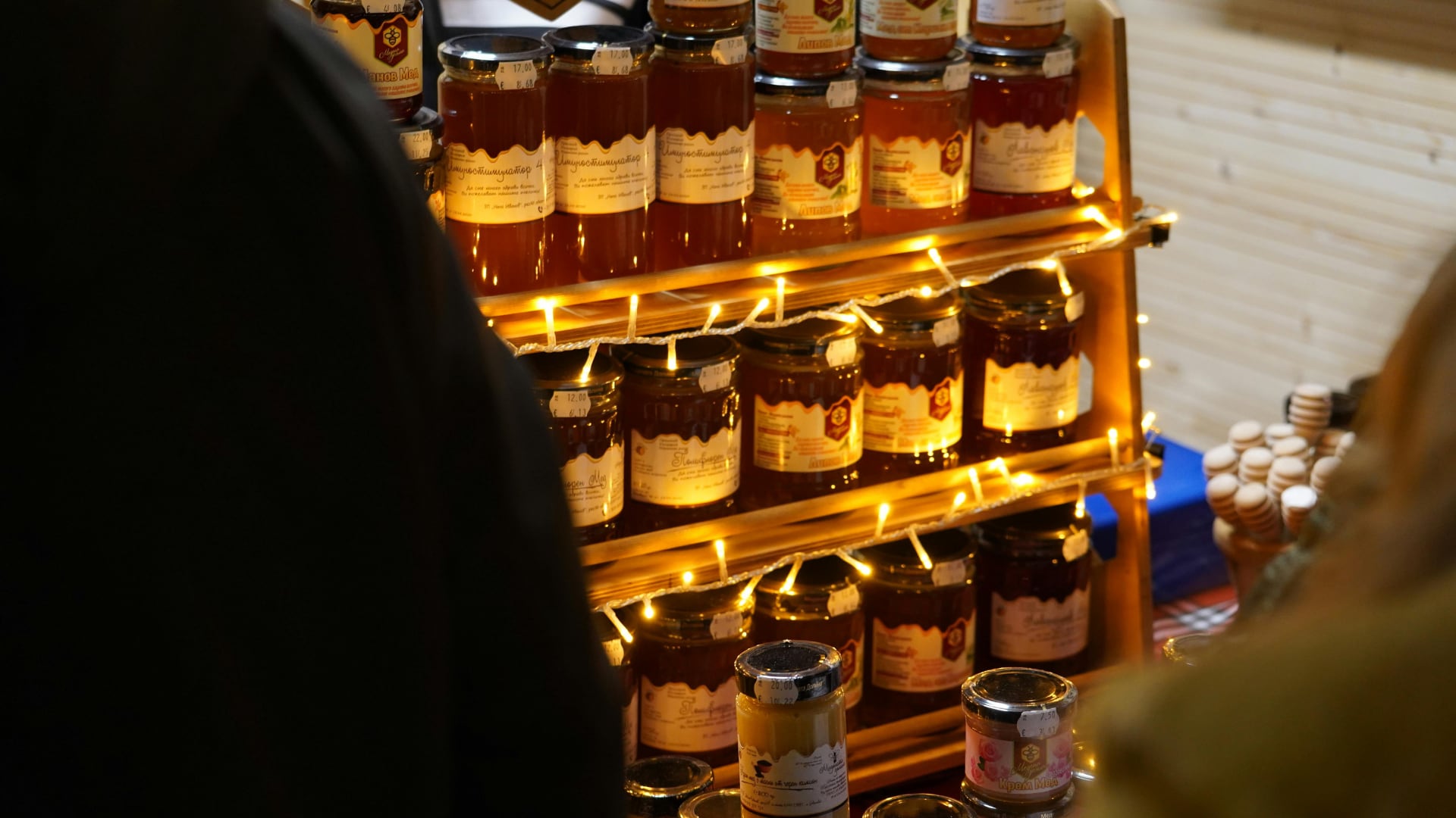 La miel destaca como un alimento único. Su composición química y el trabajo de las abejas permiten que se conserve por décadas sin perder calidad.