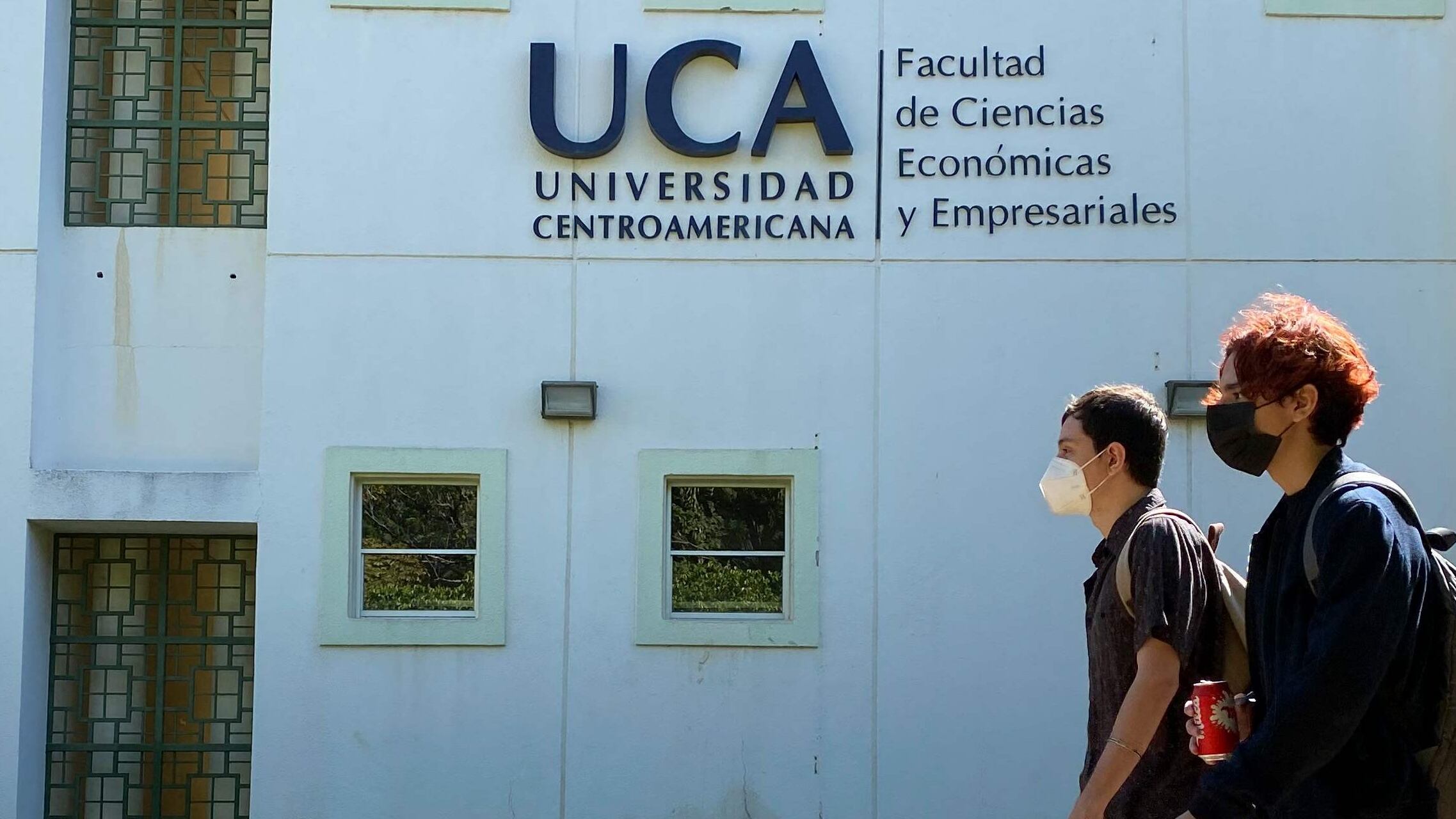 (FILES) Students walk inside the Universidad Centroamericana (Central American University) in Managua on February 8, 2022. The Jesuit Central American University (UCA) of Nicaragua announced on August 16, 2023, the suspension of all its activities after a court ordered the confiscation of its assets and funds after accusing it of being a "center of terrorism". (Photo by OSWALDO RIVAS / AFP)