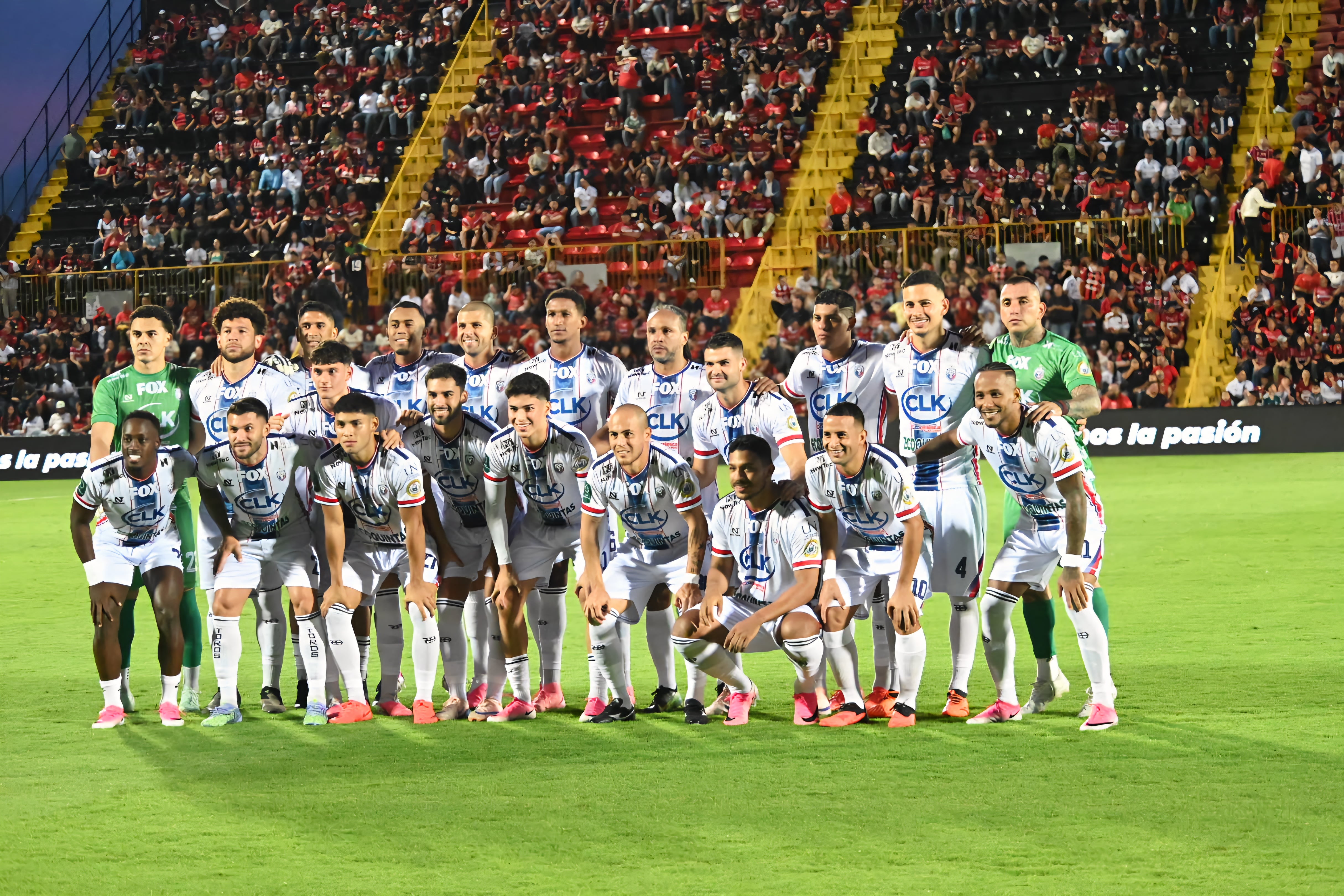 23 de agosto de 2026. Estadio Alejandro Morera Soto. 18:00 hrs. La Liga Deportiva Alajuelense juega contra la Asociación Deportiva San Carlos en partido correspondiente a la jornada 5 del Torneo de Apertura de la Liga Promérica. Otro dato relevante del juego es el retiro oficial del delantero Jonathan McDonald del fútbol. En la foto: Ismael Rescalvo técnico de la liga y Walter Centeno de San Carlos. Retiro del jugador Jonathan Mcdonald. Jugadas relevantes del partido. Foto: Albert Marin